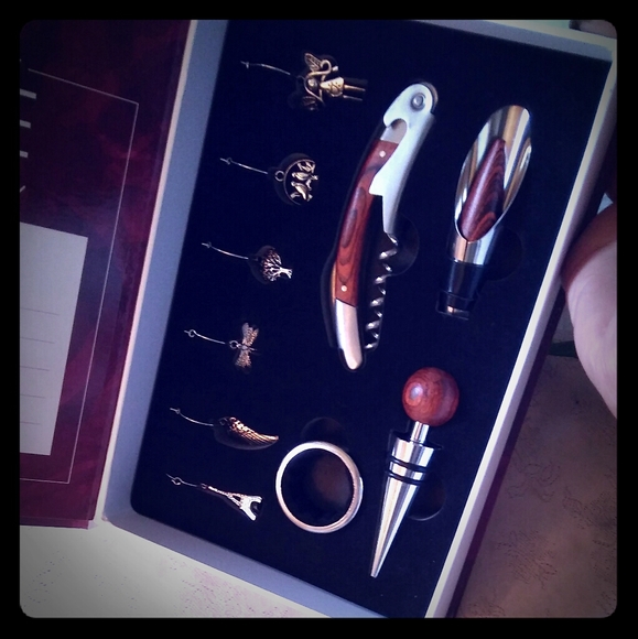 La-Z-Boy Wine Essentials Wine Set - Picture 2 of 6